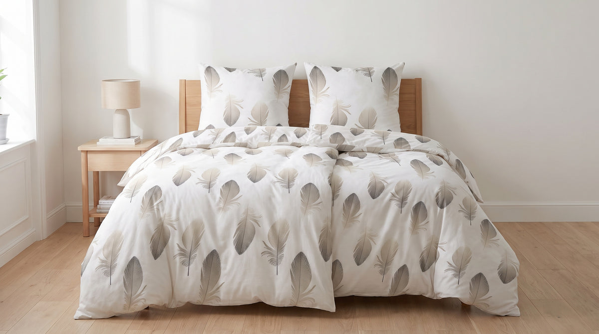 Doppelbett mit weißer Renforcé-Bettwäsche mit Federmuster in hellem Schlafzimmer
