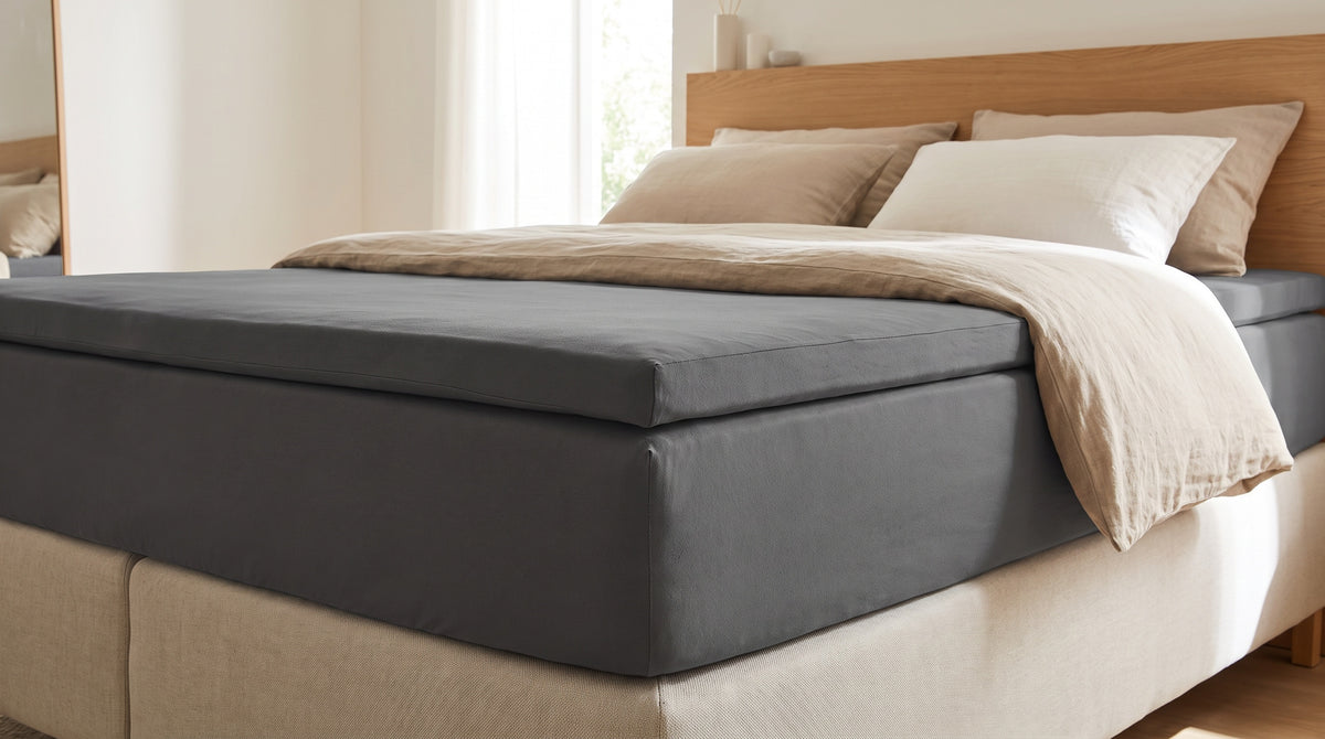 Boxspringbett mit Topper und anthrazitfarbenem Topper-Spannbettlaken
